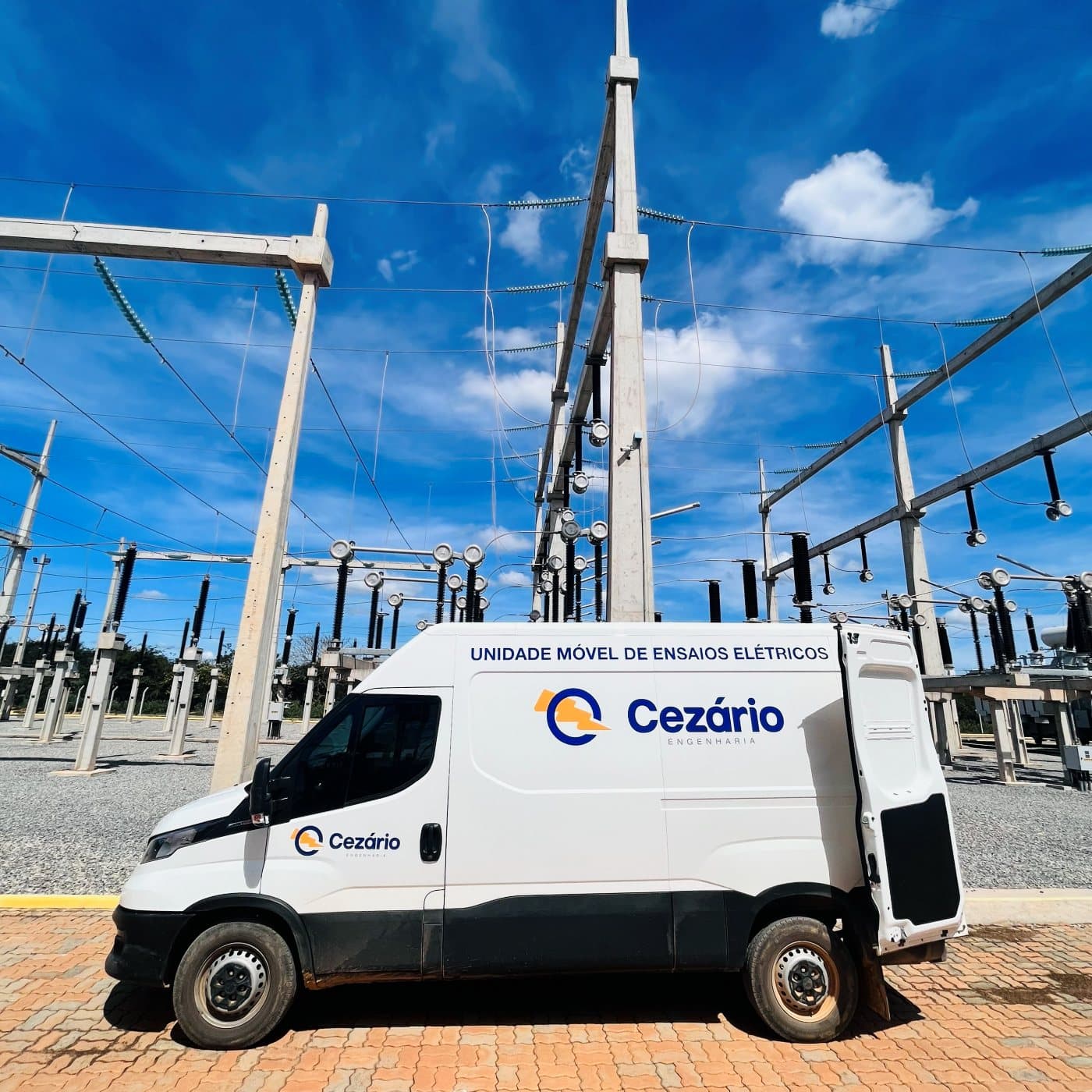 Unidade móvel de ensaios elétricos da Cezário Engenharia em subestação